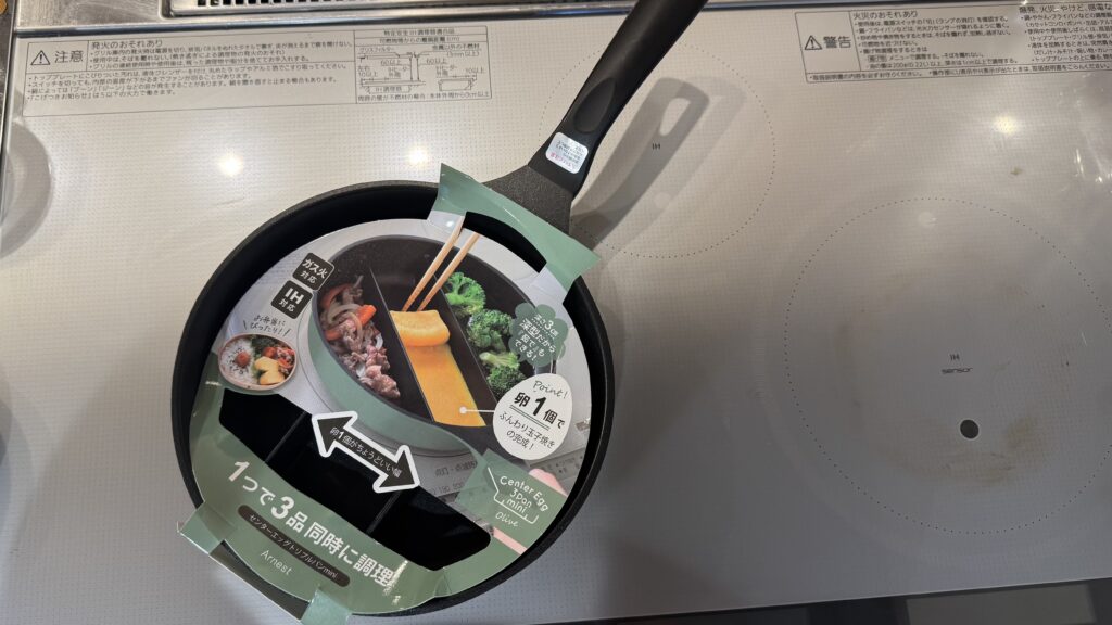 仕切り付きフライパンでお弁当3品を同時調理する朝のキッチン